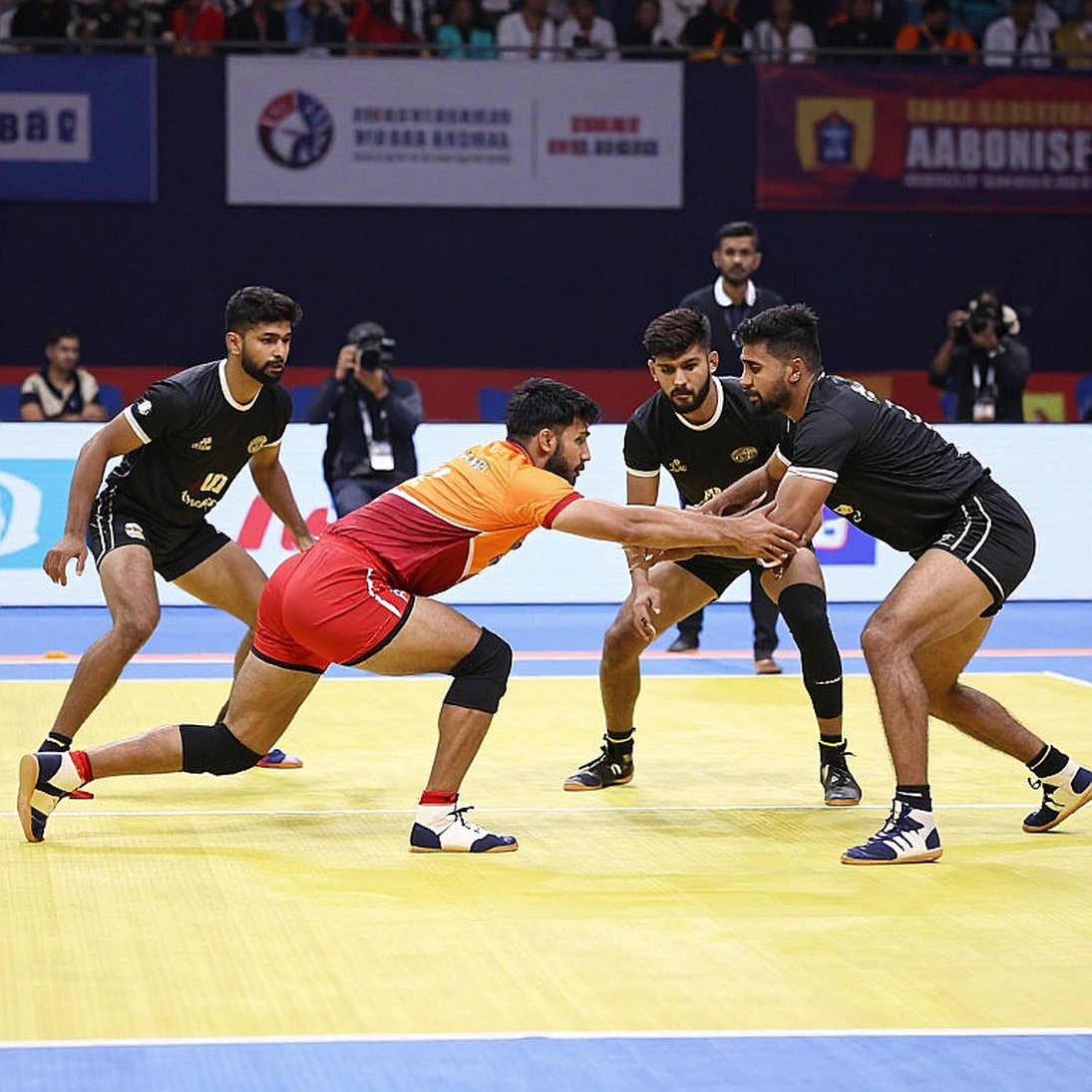 ৭৫ মিনিটের ফাঁক: এশিয়ান গেমসের ম্যাটে ভারতের দুই কাবাডি দল, আর যে ঘরটা কেউ খুলছে না